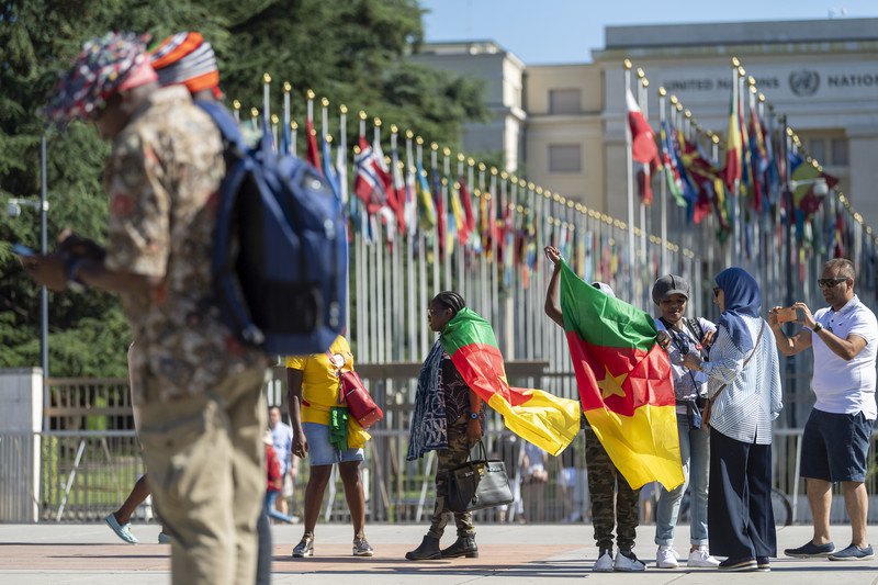 Швейцарская полиция применила газ и водометы на акции против президента Камеруна в Женеве