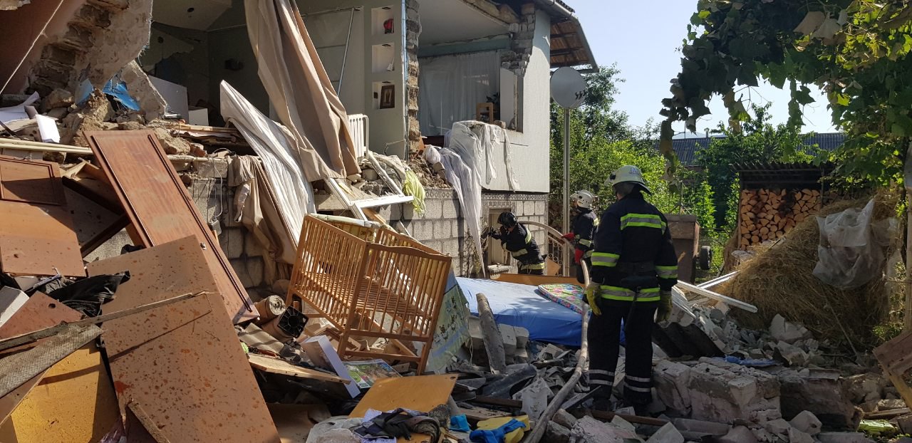 На Закарпатье из-за взрыва газовой установки в машине обрушился дом