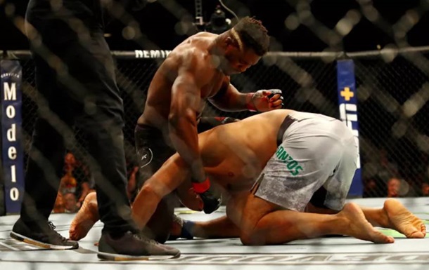 UFC on ESPN 3: Нганну нокаутировал Дос Сантоса и другие результаты турнира