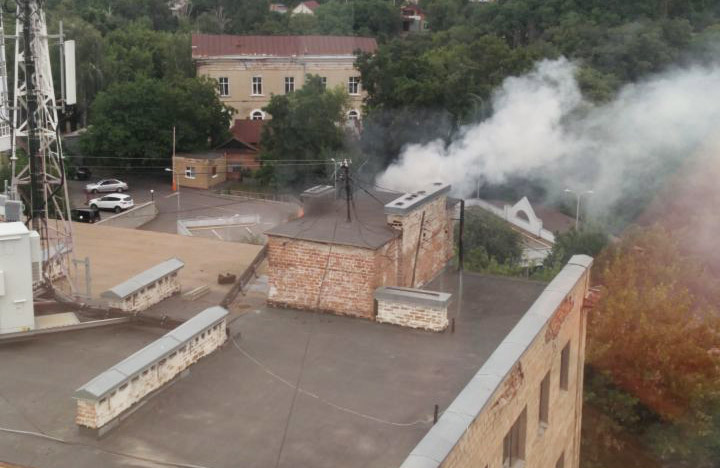 Вісті з Полтави - Рятувальники ліквідували пожежу на даху гуртожитку Полтавського кооперативного коледжу