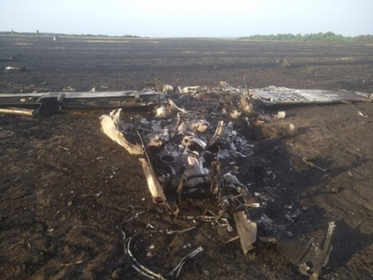 Появились первые фото с места крушения военного аэроплана в Харьковской области