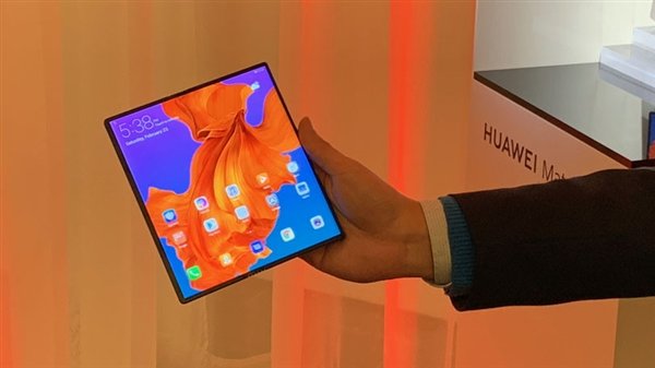 Дороже ожидаемого. Стала знаменита стоимость складного смартфона Huawei Mate X 5G с гибким экраном