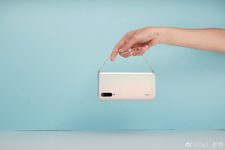 Смартфон, будто дамская сумочка. Дизайнеры Xiaomi предлагают новейший способ похвастать телефоном