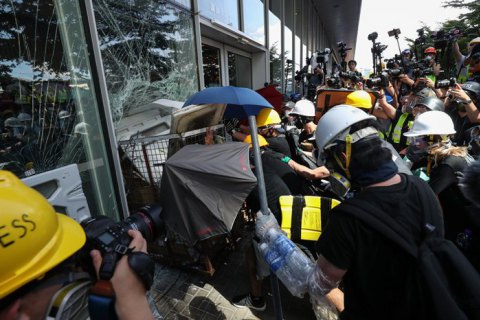 Власти Гонконга отказались от скандального закона об экстрадиции после протестов