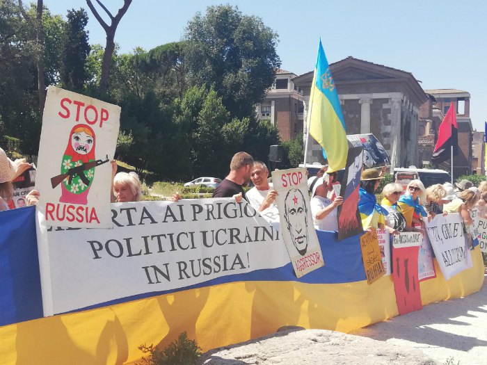 Украинская община в Риме протестует против прибытия Путина