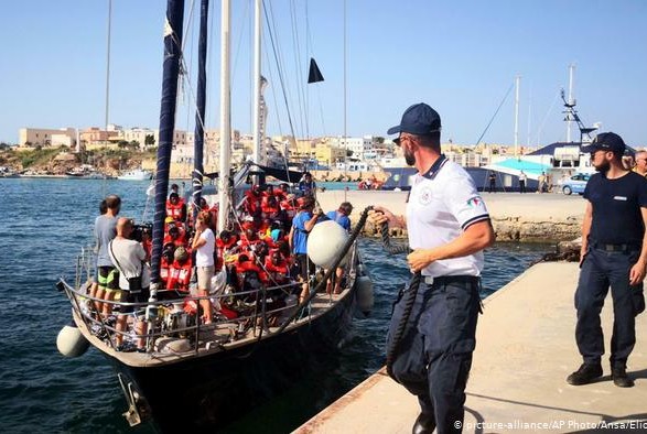 Луковица МВД Германии призвал Италию открыть порты для судов с беженцами