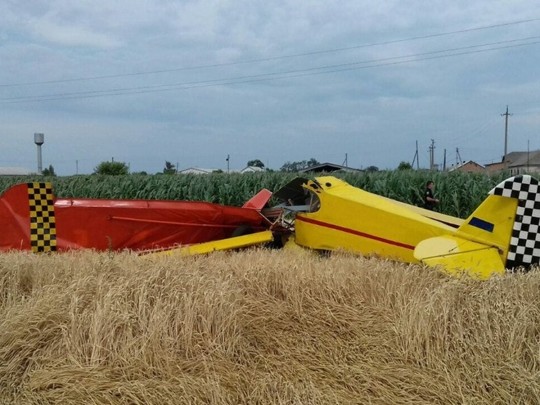 На Полтавщине разлетелся легкомоторный самолет: пилот погиб, пассажир в больнице
