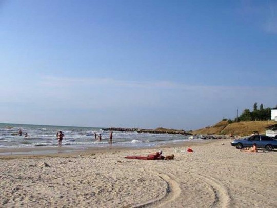 Капитальное ЧП на азовском курорте: обвал грунта завалил пляж(фото, видео)