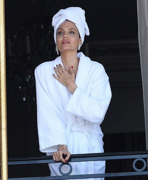 Анджелина Джоли в Париже: реклама Guerlain и гулянье с крестной мамой