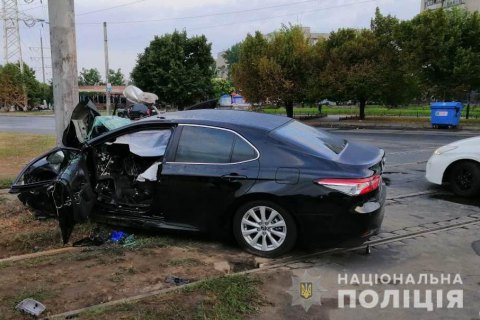 В Одессе автомобиль врезался в столб, погибло два человека