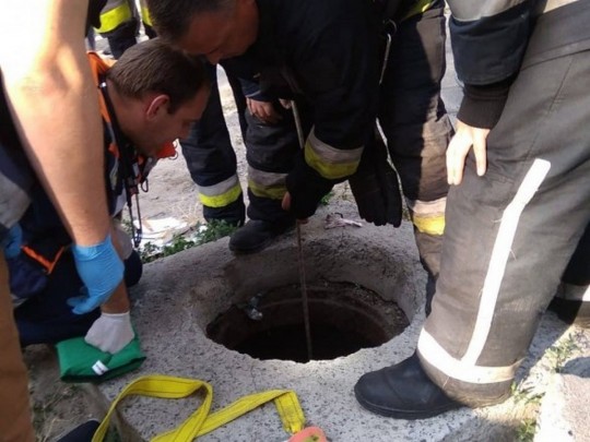В Днепре избавили ребятенка, завалившегося в люк канализационного коллектора(видео)