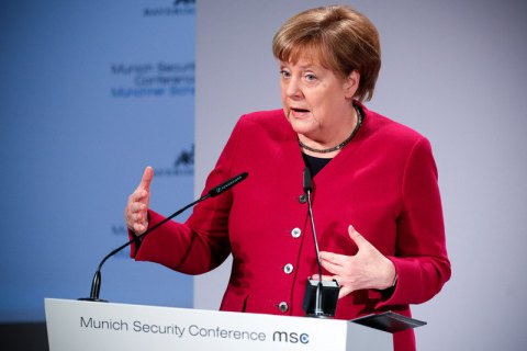Меркель в третий один за месяц передвинула пароксизм тремора