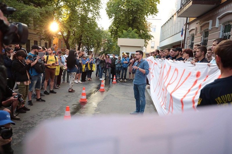 У посольства Италии в Киеве проходит акция в поддержку нацгвардейца Маркива