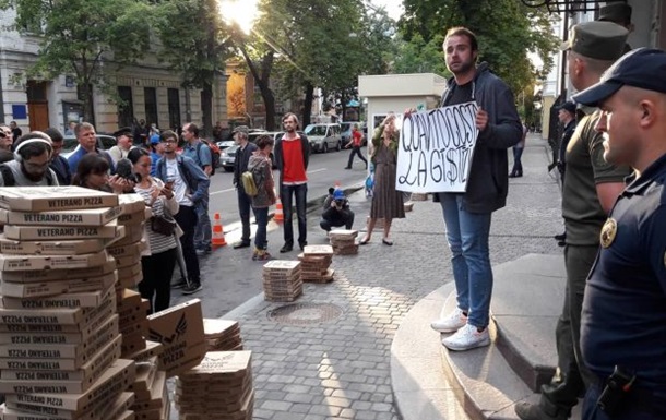 У посольства Италии в Киеве протестуют активисты