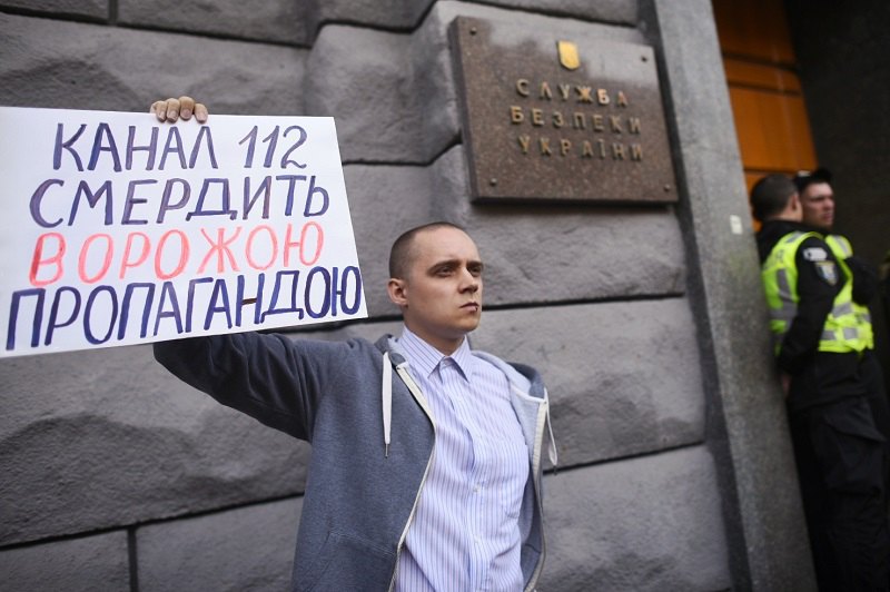 У здания СБУ в Киеве началась акция "Вимкни Медведчука"