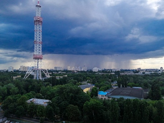 Киев в ожидании апокалипсиса: над столицей — зловеще беспроглядное небосвод(фото)