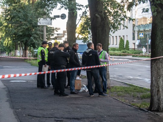 В Киеве безвестные обстреляли из гранатомета дом "112 канала": фото и видео с места ЧП