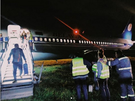 В аэропорту "Киев" самолет "не вписался" в посадочную полосу: детали инцидента