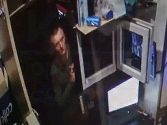 Ахнул по котелке и забрал все гроши: в сети показали опасного грабителя, орудующего в Киеве(видео)