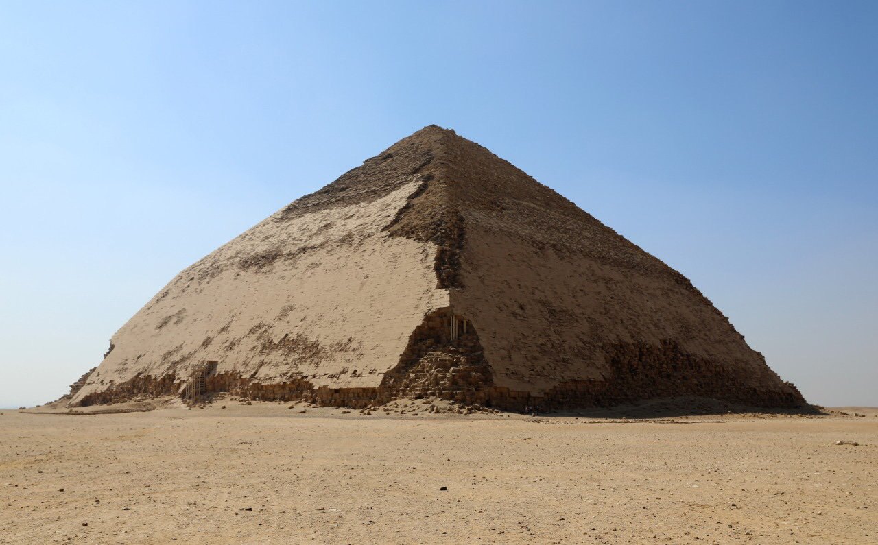 Египет впервинку за полвека отворил для туристов "ломаную" пирамиду фараона Снофру