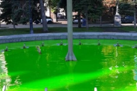 В фокусе Киева хулиганы "покрасили" фонтан в изумрудный цвет и запорошили мыльный раствор