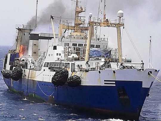 Корабль в жаре: на берегу украинского тралера вспыхнул пожар, есть конченые(фото)