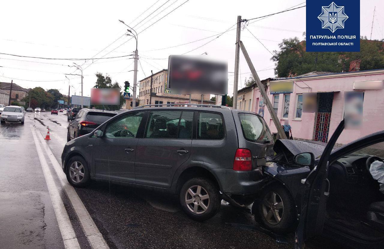 Вісті з Полтави - На перехресті вулиць Сінна та Шевченка зіткнулися чотири автомобілі — один-одинехонек з водіїв був п’яний