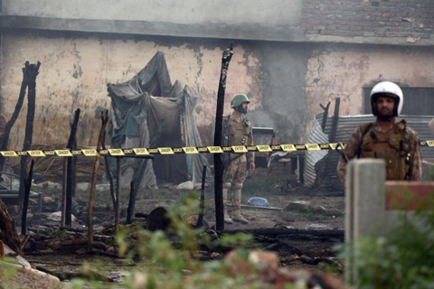 В Пакистане военный самолет упал на жилые дома, есть жертвы