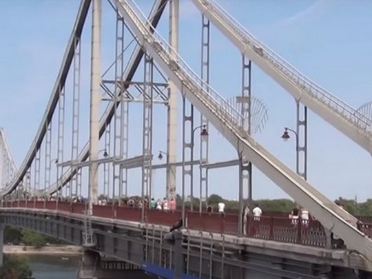 В Киеве обвалилась часть моста: видео с места происшествия