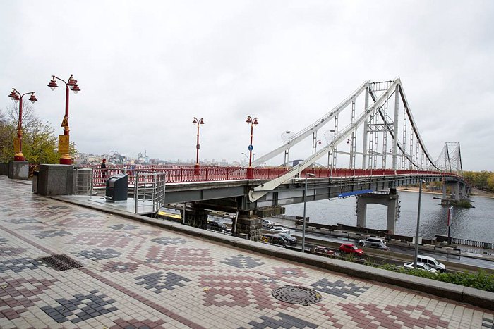 В Киеве упала часть конструкции пешеходного моста на Труханов остров