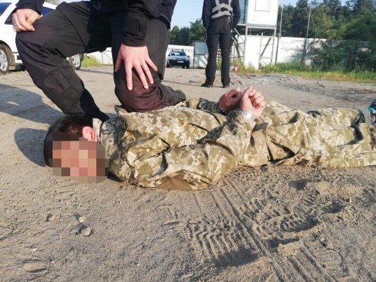 Под Киевом мужчины в камуфляже пытались захватить предприятие: фото и видео с места происшествия