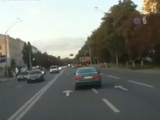 Ехал и особенно подрезал: сеть возмутил хамовитый водитель "евробляхи" в Киеве(видео)