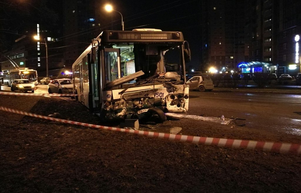 Автобус с туристами упал с крутояра под в Краснодарском конце РФ, трое погибших