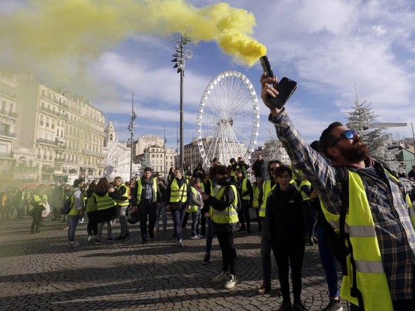 Итого несколько сотен “желтых жилетов” встретили участие в очередной акции протеста в Париже