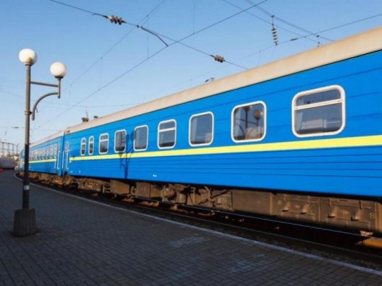 Горемыка в квадрате: в Запорожской области самоубийца кинулся поочередно под два пассажирских поезда, однако остался жив