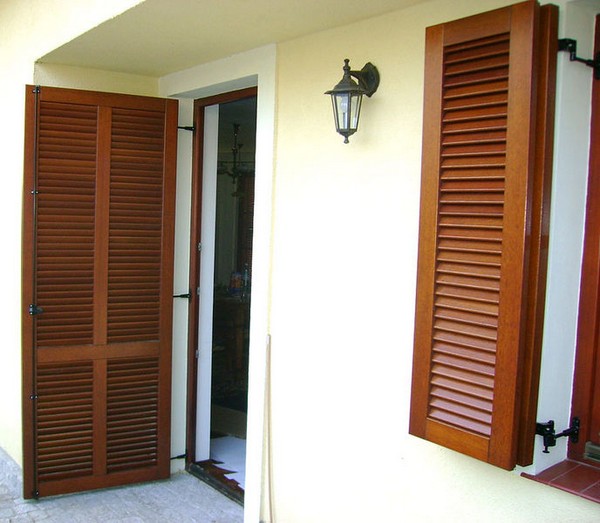 Двери жалюзи вертикальные и горизонтальные, изготовленные из дерева и пластика