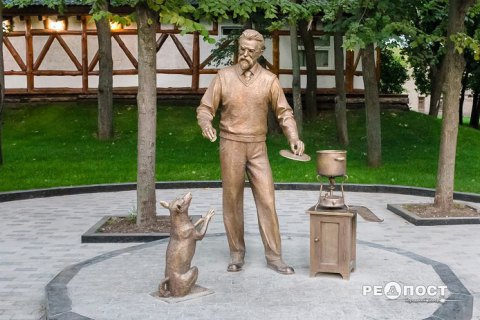 В Харькове ввели скульптуру академика Вернадского с рецептом борща