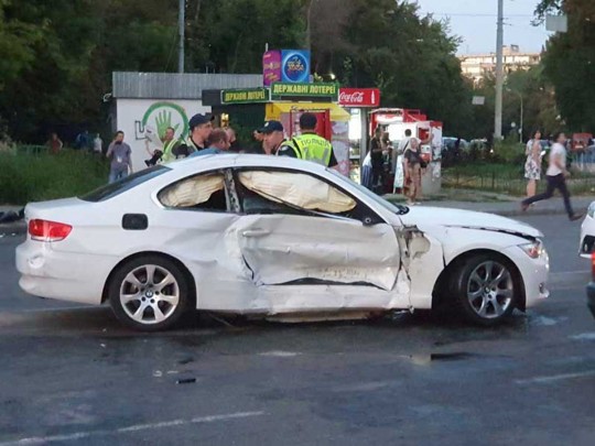 В Киеве на Соломенке Toyota вылетела на остановку, потерпели люди