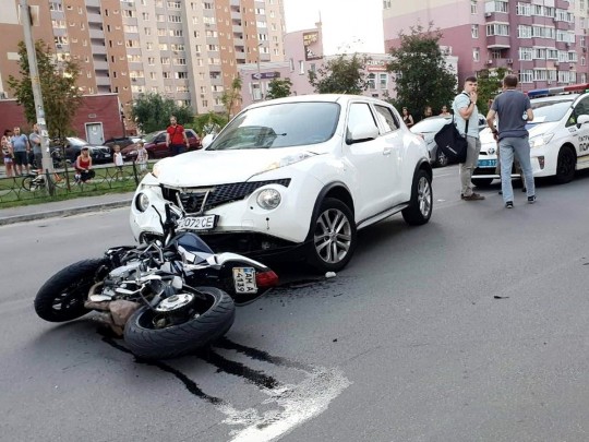 В Киеве мотоцикл влетел в кроссовер: детали и фото с места жуткого ДТП