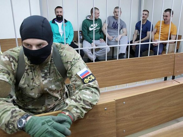 Суд в РФ бросил под стражей еще пять украинских моряков