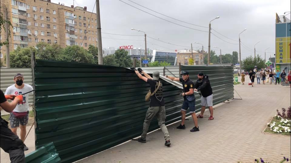 В Харькове снесли строительный забор на Мерзлой горе
