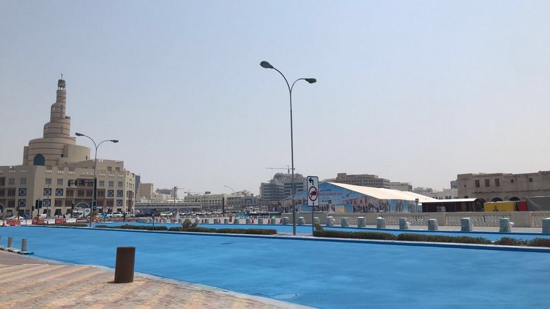 ​В Катаре в рамках эксперимента по снижению температуры покрасили дорогу в бирюзовый цвет