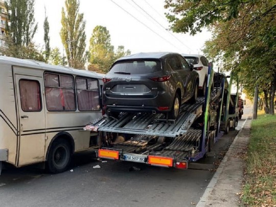 Автобус влетел в грузовик с новенькими машинами: фото и видео с места аварии в Киеве