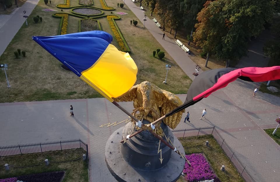 Вісті з Полтави - До Дня Державного прапора у Полтаві замінили стяги на Монументі Слави