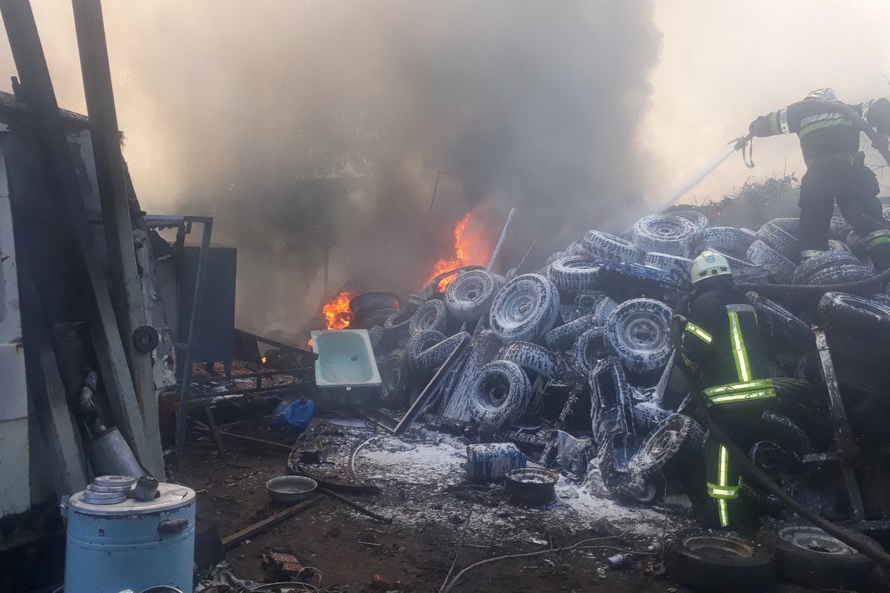 ​В Харькове приключился масштабный пожар на строе старых покрышек, сгорели пять автомобилей