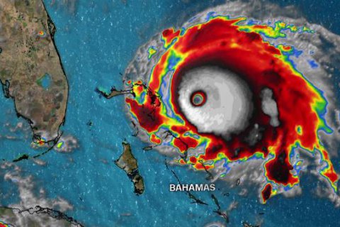 Ураган "Дориан" передвигается к Багамским островам со скоростью 250 км в час