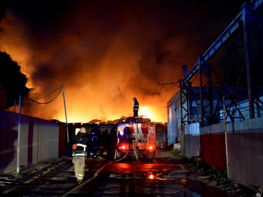 В Николаеве приключился масштабный пожар на складах с пластиком: огонь тушили всю ночь(фото, видео)
