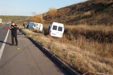 На трассе в Полтавской области микроавтобус насмерть свалил патрульную