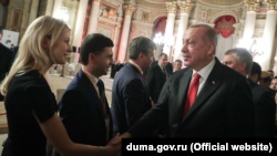 В МИД Украины объяснили, почему Эрдоган пожал руку Поклонской