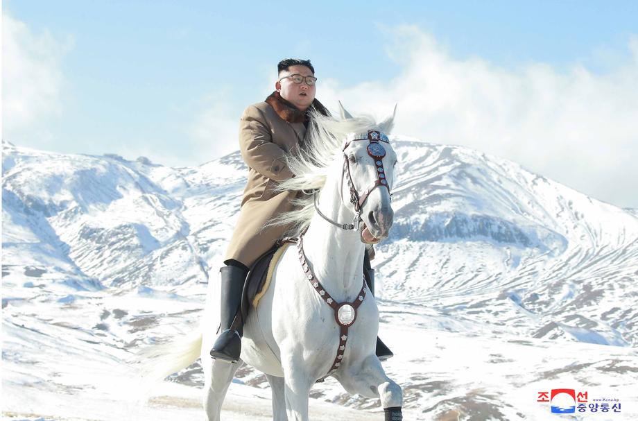Ким Чен Ын на белоснежном жеребце поднялся на самую высокую гору КНДР